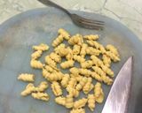 Foto langkah ke 3 dari resep Kue bawang garpu goreng gurih.