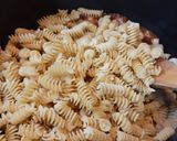 Foto del paso 2 de la receta: Tirabuzones con salsa Scarparo "One pot pasta"