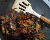 Foto langkah ke 3 dari resep Tumis tongkol kecap pedas.