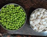 नारियल मटर बर्फी(nariyal matar barfi recipe in hindi) रेसिपी चरण 1 फोटो