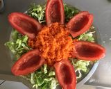 Une image de l'étape 3 de Salade d été tomates farcies jambon feta menthe lit de laitue et carottes râpées.