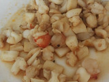 Fideuá o fideos tostados con gambón y sepia