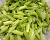 Foto langkah ke 1 dari resep Oseng Bunga Bawang Teri Asin.