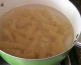 Foto del paso 2 de la receta: Rigatoni amarillos (tomatitos y flores de zucchini)