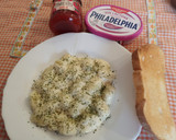 Foto del paso 1 de la receta: Tosta de queso de untar y mermelada de pimientos