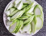รูปขั้นตอนการทำที่ 1 ของ บวบผัดไข่ เมนูดีต่อสุขภาพ