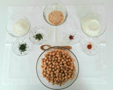 Foto del passaggio 1 della ricetta Polpette di ceci con salsa yogurt