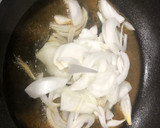 Foto del paso 3 de la receta: Lomo en salsa de cebolla con tiras de piquillo