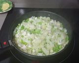 Foto del paso 3 de la receta Tortilla de patatas con ajos tiernos y setas
