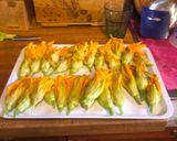 Foto del passaggio 1 della ricetta Fiori di zucca ripieni e fritti