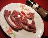Foto del paso 1 de la receta Chuletillas de cordero, en salsa de ajos crudos y mostaza