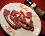 Foto del paso 1 de la receta: Chuletillas de cordero, en salsa de ajos crudos y mostaza