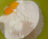Foto langkah ke 2 dari resep Donat Bunga Empuk Tanpa Kentang.