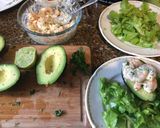 Foto del paso 4 de la receta: Palta/aguacate relleno con camarones