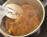 Foto del paso 4 de la receta: Guiso de merluza con gambas y almejas