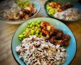 Foto del paso 6 de la receta Ensalada de arroz con langostinos, edamame y tofu crujiente