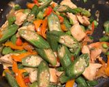 A picture of step 3 of Stir-Fried Okra with Fermented Tofu and Chicken.