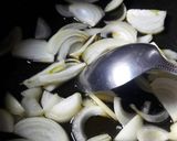 صورة لخطوة 1 من وصفة بسطرمة بالبصل والبندورة