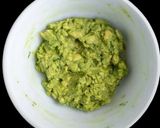 A picture of step 3 of Avocado tosast.
