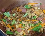 Foto langkah ke 4 dari resep Kwetiau Goreng Ayam Sosis.