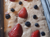 Budín de frutillas y arándanos