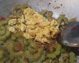 Foto langkah ke 5 dari resep #69 Tumis Pare Telor Pedas.