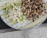 Foto del paso 1 de la receta: Tortilla de ajetes y champiñones