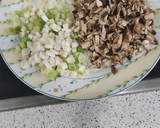 Foto del paso 1 de la receta: Tortilla de ajetes y champiñones