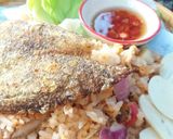 รูปขั้นตอนการทำที่ 1 ของ ข้าวผัดน้ำพริกปลาสลิด