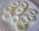 Foto del paso 2 de la receta: Huevos rellenos con atún listos para ensalada
