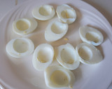 Foto del paso 2 de la receta: Huevos rellenos con atún listos para ensalada