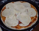 Foto del paso 3 de la receta: Pizza de provoleta, jamón crudo y rúcula