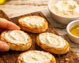 Foto del passaggio 2 della ricetta Crostini Estivi Pomodori e Basilico