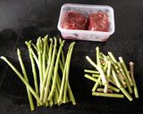 Hình bước làm 1 của món Bò cuộn măng tây