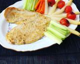 Foto del paso 5 de la receta: Pechuga de pollo a la plancha con guarnición de cherry, pepino, zanahoria y espárrago blanco