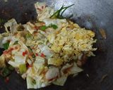 Foto langkah ke 4 dari resep Tumis Kol Telur Pedas.