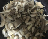 Foto del paso 3 de la receta: Gulas y champiñones envueltas en hojaldre