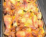Sült csirke zöldségágyon recept fázis 4 fotója