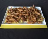 Foto del paso 10 de la receta Secreto ibérico de papada con patatas y pimientos del padrón