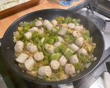 Une image de l'étape 14 de Saucisses allemandes aux poivrons verts, oignon et épices.