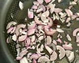 Une image de l'étape 1 de Émincé de poulet aux quetsches, miel, crème fraîche et vin moelleux.