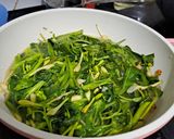 Foto langkah ke 2 dari resep Tumis Kangkung Bunga Pepaya.
