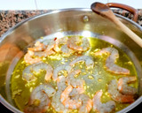 Foto del paso 1 de la receta: Arroz caldoso de langostinos al ajillo con sepia 🦐🦑🍃🥳 ¡Feliz