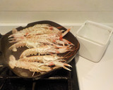 Foto del paso 2 de la receta: Cigalas a la plancha con guarnición de surimi