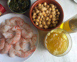 Foto del paso 1 de la receta: Garbanzos del cocido con gambas