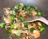 Foto langkah ke 4 dari resep 374. Cah Brokoli Jamur Udang.