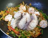 รูปขั้นตอนการทำที่ 4 ของ กุ้ง ปลาผัด ผงกะหรี่