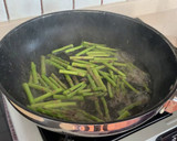 Foto del paso 1 de la receta: Sepia con espárragos verdes