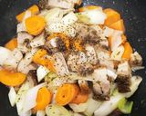 A picture of step 7 of Stir fry leeks with roast pork.