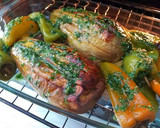 Foto del paso 7 de la receta: Berenjenas y pimientos al horno con picada de hierbas aromáticas
